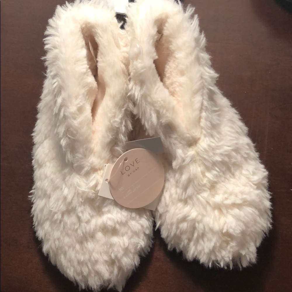 Love by Gap cozy cream bootie slippers